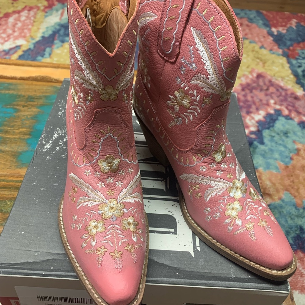 New in Box Pink Embroidered Dingo Leather Boots